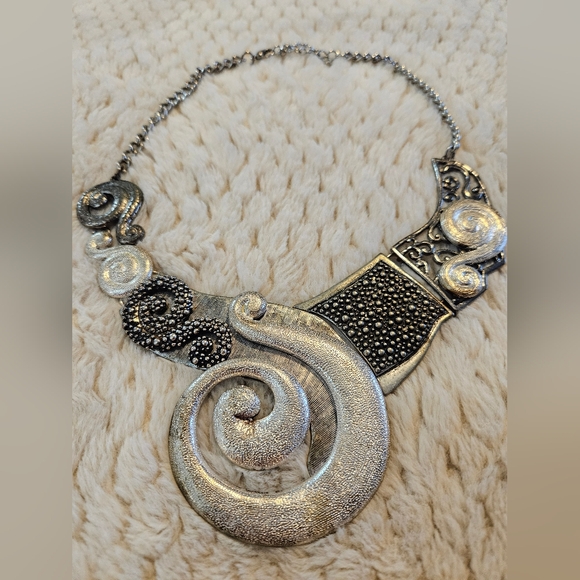 #0173 Lucia silver toned statement necklace - Picture 3 of 4